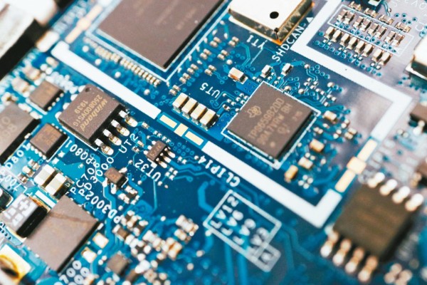 聯電、世界先進的真正戰場不是「中國轉單」——是把成熟製程做進 AI 封裝