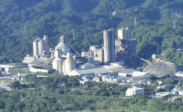 水泥股要變天了？AI建廠潮＋碳費元年，台泥、亞泥迎來黃金十年